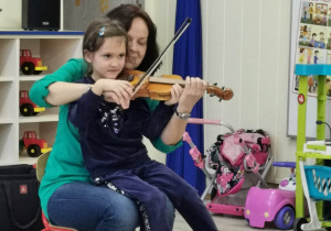 Dziewczynka gra na skrzypcach