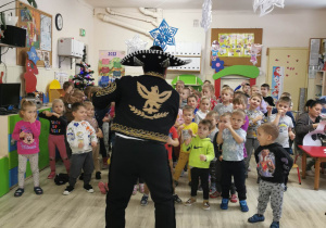 Dzieci tańczą do utworu meksykańskiego