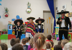 Dzieci tańczą przebrane są w stroje meksykańskie
