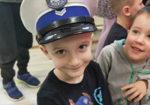 Natan w czapce policjanta