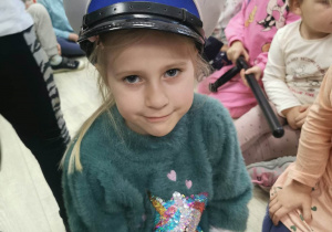 Marysia w czapce policjanta