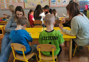 Dzieci z grupy III na warsztatach plastycznych z Rodzicami